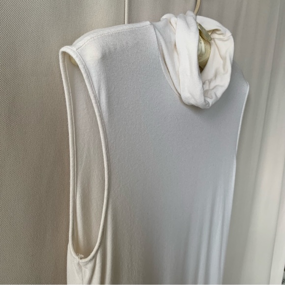 Danier Sleeveless Turtleneck - Picture 3 of 4